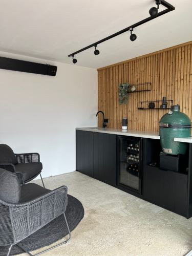 Vlonders & oude sauna & buitenkeuken